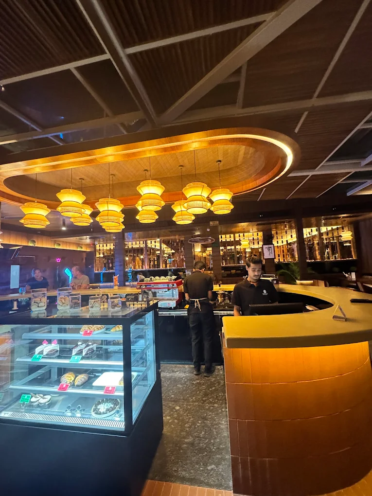 Coral Reef Resort & Spa bar .webp